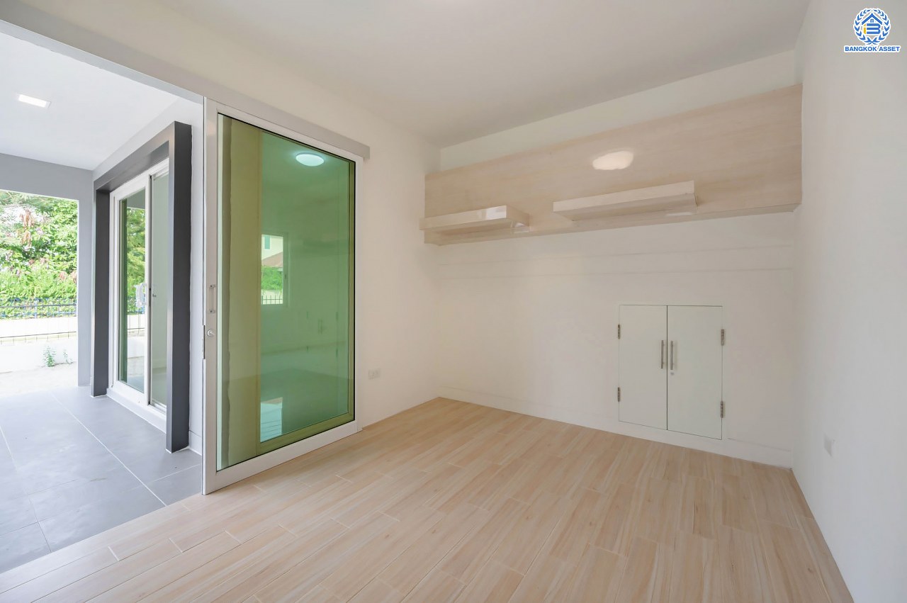 บ้านมือสองตกแต่งใหม่ จากแบรนด์Sansiri โครงการ คณาสิริ วัดพระเงิน หลังมุม ตกแต่งสไตล์โมเดิร์น เนื้อที่ 55.7 ตร.ว. ฟังก์ชัน 3 ห้องนอน 2 ห้องน้ำ 1 ห้องอเนกประสงค์ จอดรถได้ 2 คัน บนทำเลเดินทางสะดวก ใกล้รถไฟฟ้าสายสีม่วง "สถานีตลาดบางใหญ่" จุดขึ้นทางด่วน "ศรีรัช" และเซ็นทรัลเวสต์เกต